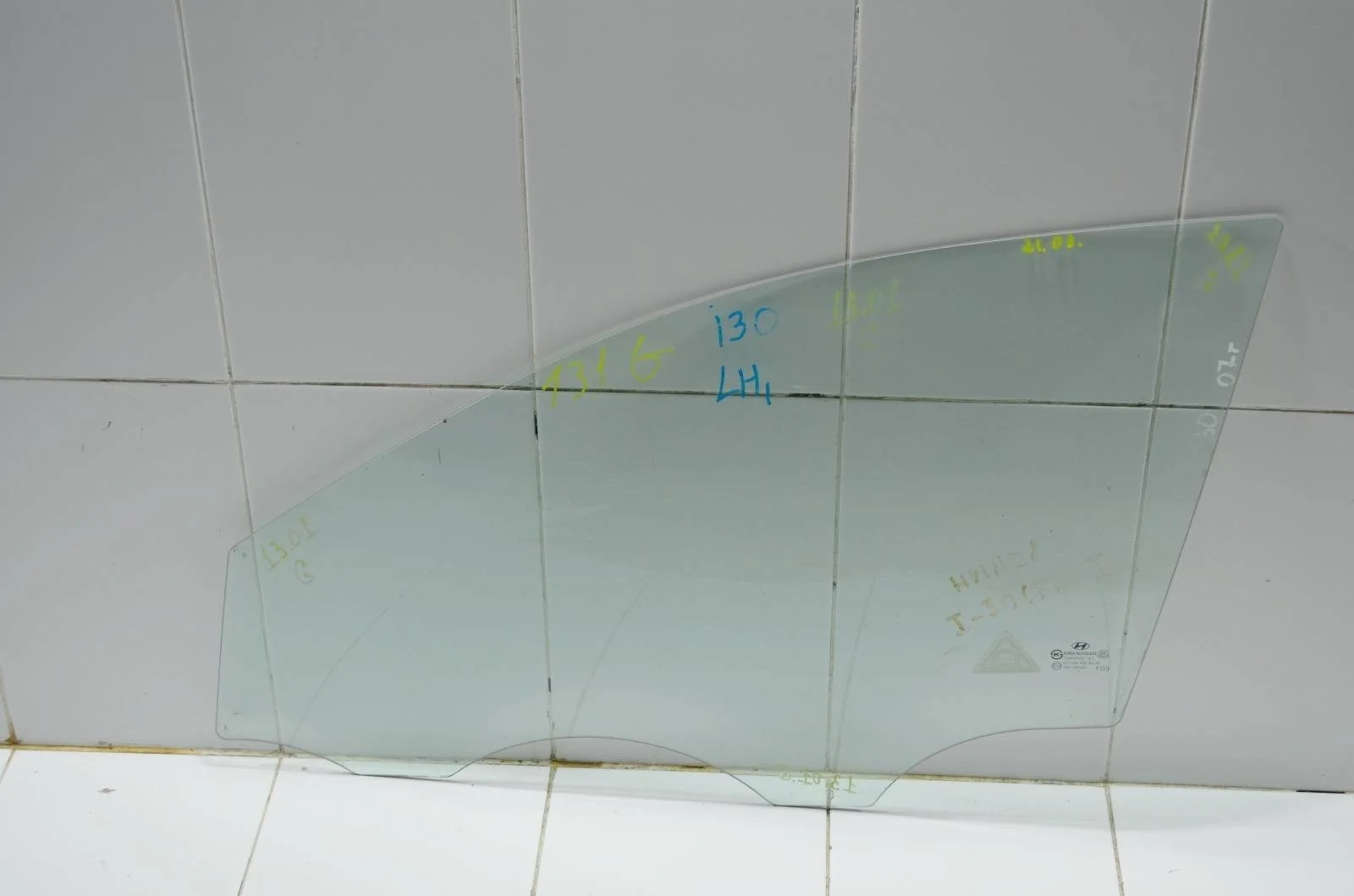 Стекло двери HYUNDAI I30 2008 824112L010 FD, переднее левое