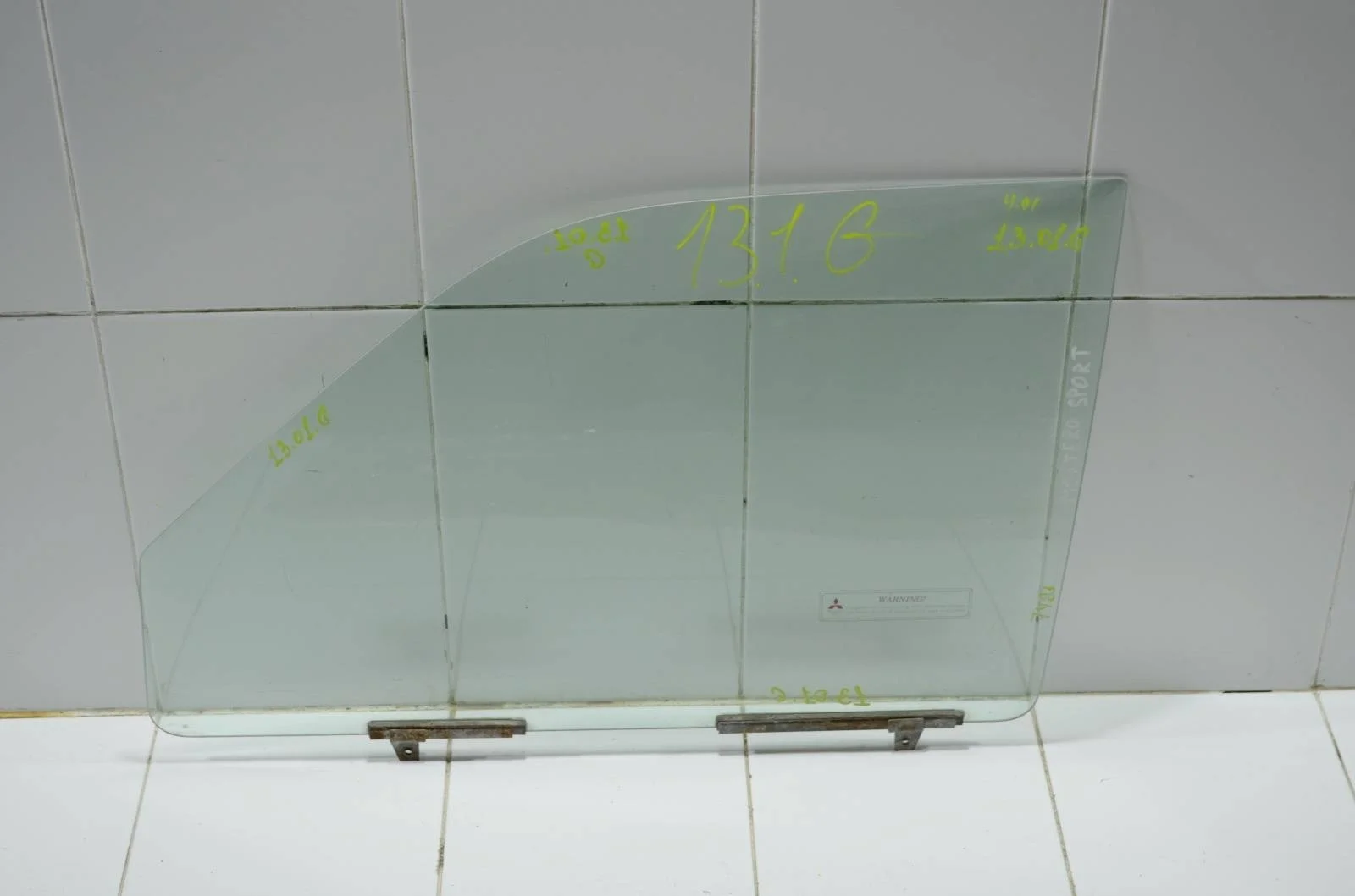 Стекло двери Mitsubishi Montero Sport 1996+ MR237965 K96W, переднее левое