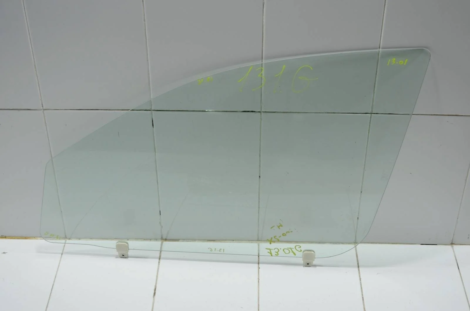 Стекло двери Mitsubishi Outlander 2006 5706A007 CW, переднее левое