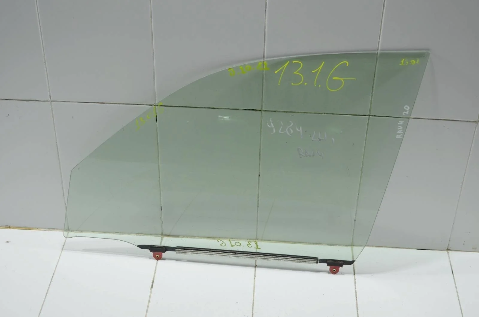 Стекло двери Toyota RAV 4 2000+ 6810242090 A20, переднее левое