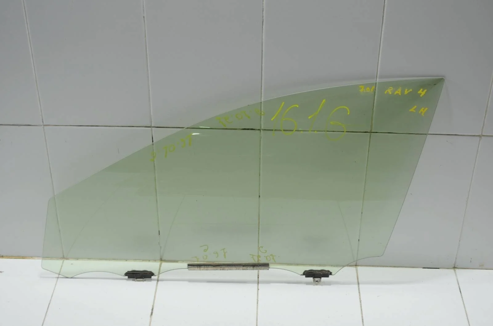 Стекло двери TOYOTA RAV 4 2013 6810242190 A40, переднее левое