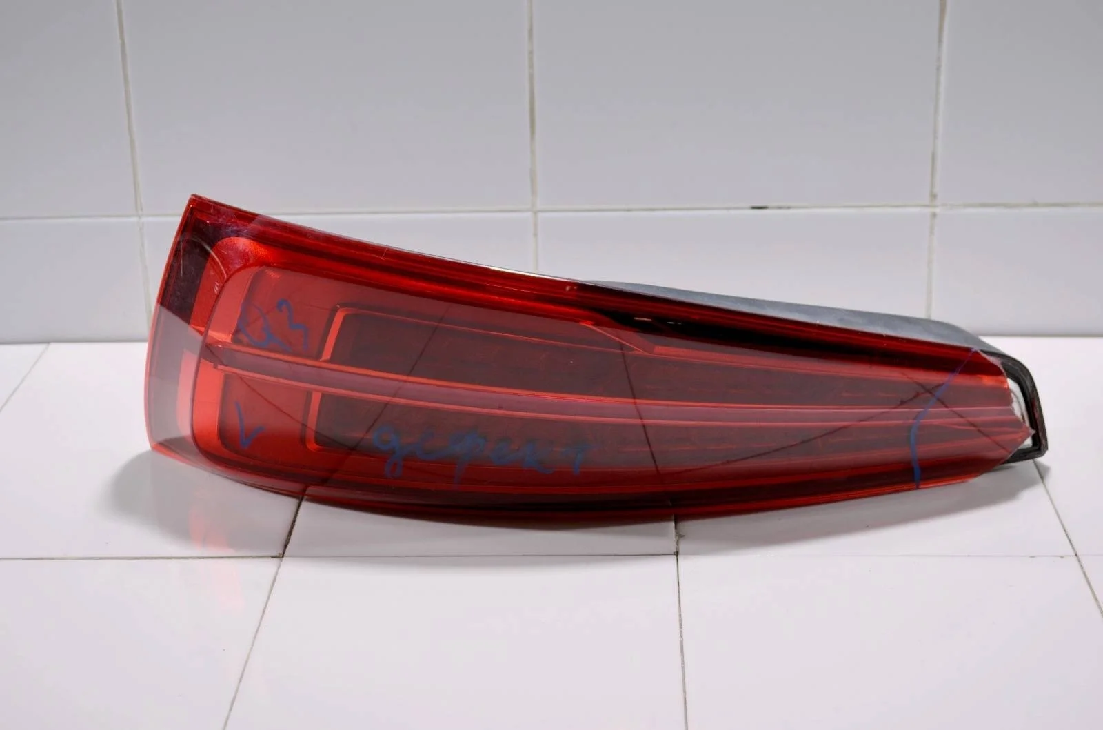 Фонарь AUDI Q3 8U0945093 8U, левый