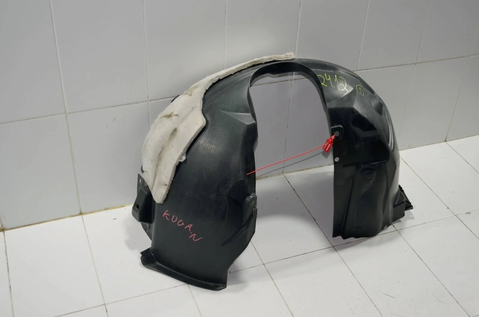 Подкрылок Ford Kuga 1799620 CBS, передний левый