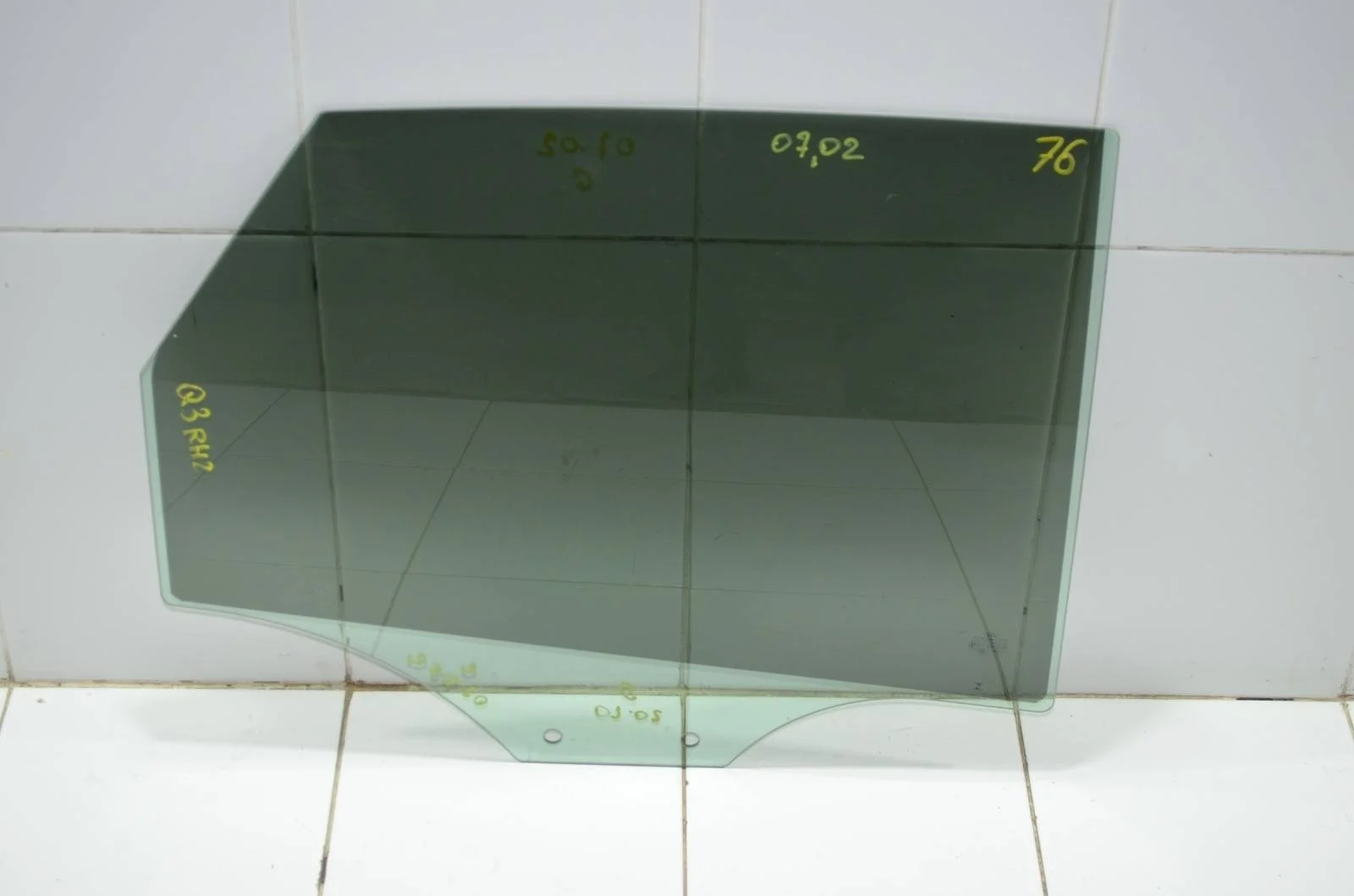 Стекло двери AUDI Q3 2011-2018 8U0845206B 8U, заднее правое