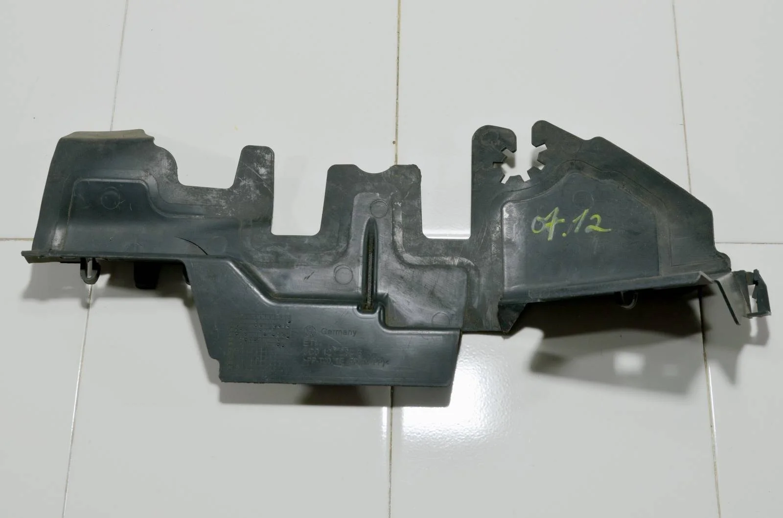 Дефлектор радиатора VOLKSWAGEN PASSAT 3C0121284B B6, правый