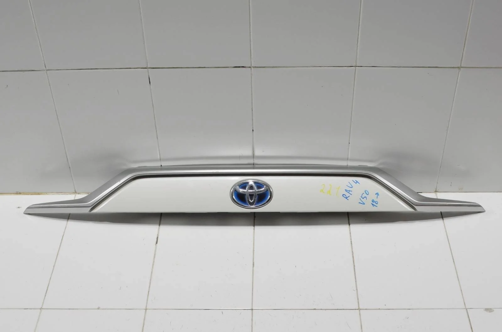 Накладка двери багажника TOYOTA RAV4 2018+ 7680142904 A50