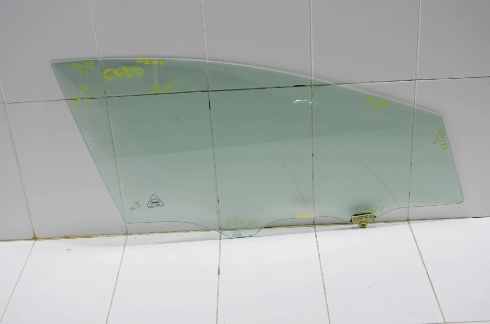 Стекло двери KIA CEED 2013 82420A2010 JD, переднее правое
