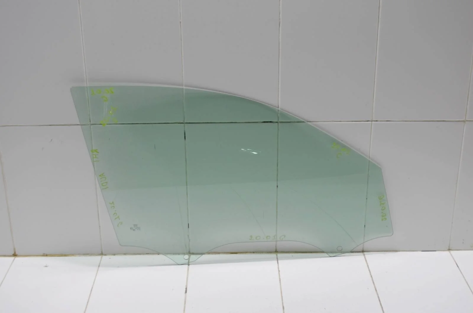 Стекло двери AUDI Q3 2011+ 8U0845202 8U, переднее правое