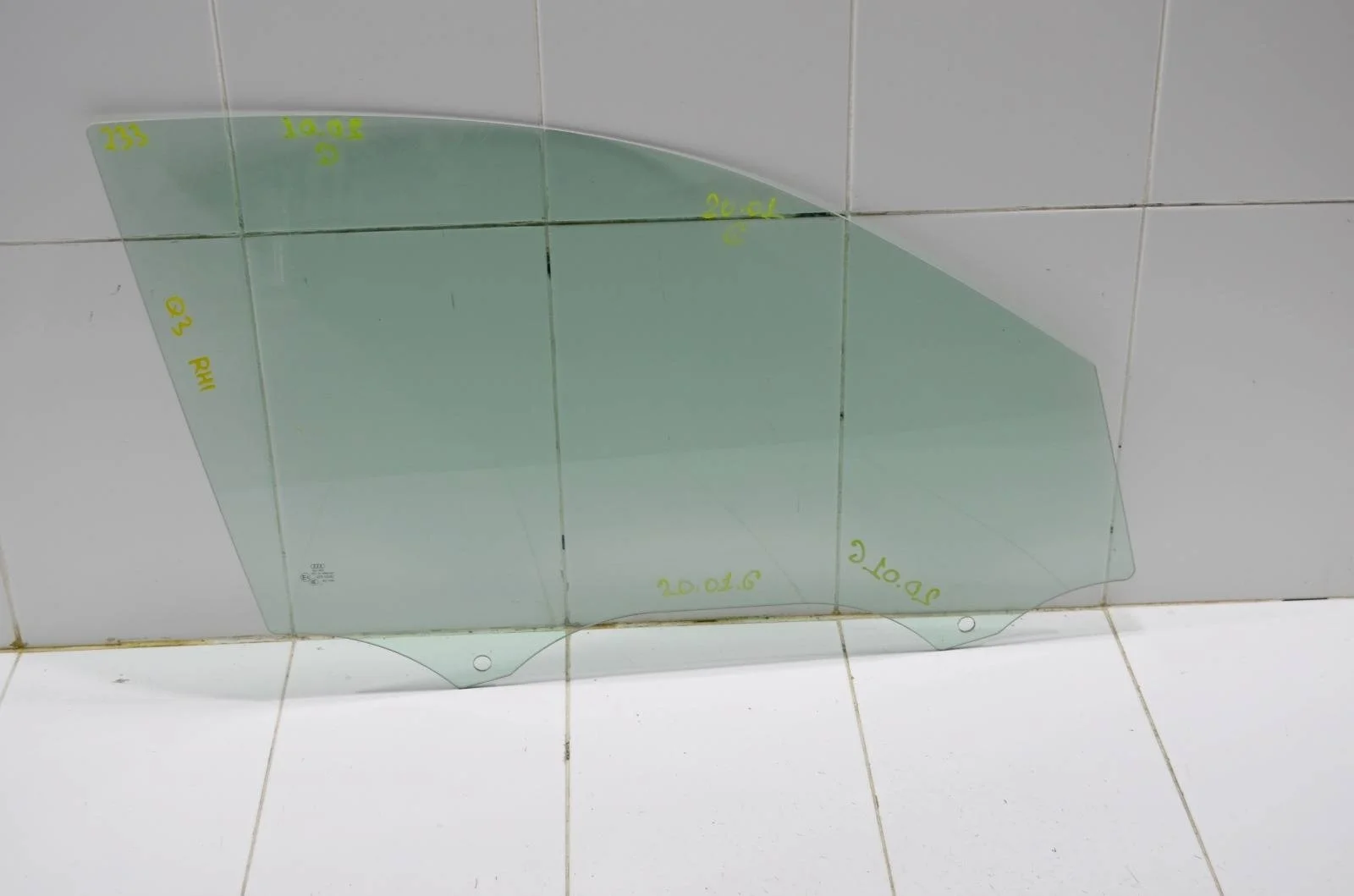 Стекло двери AUDI Q3 2011+ 8U0845202 8U, переднее правое