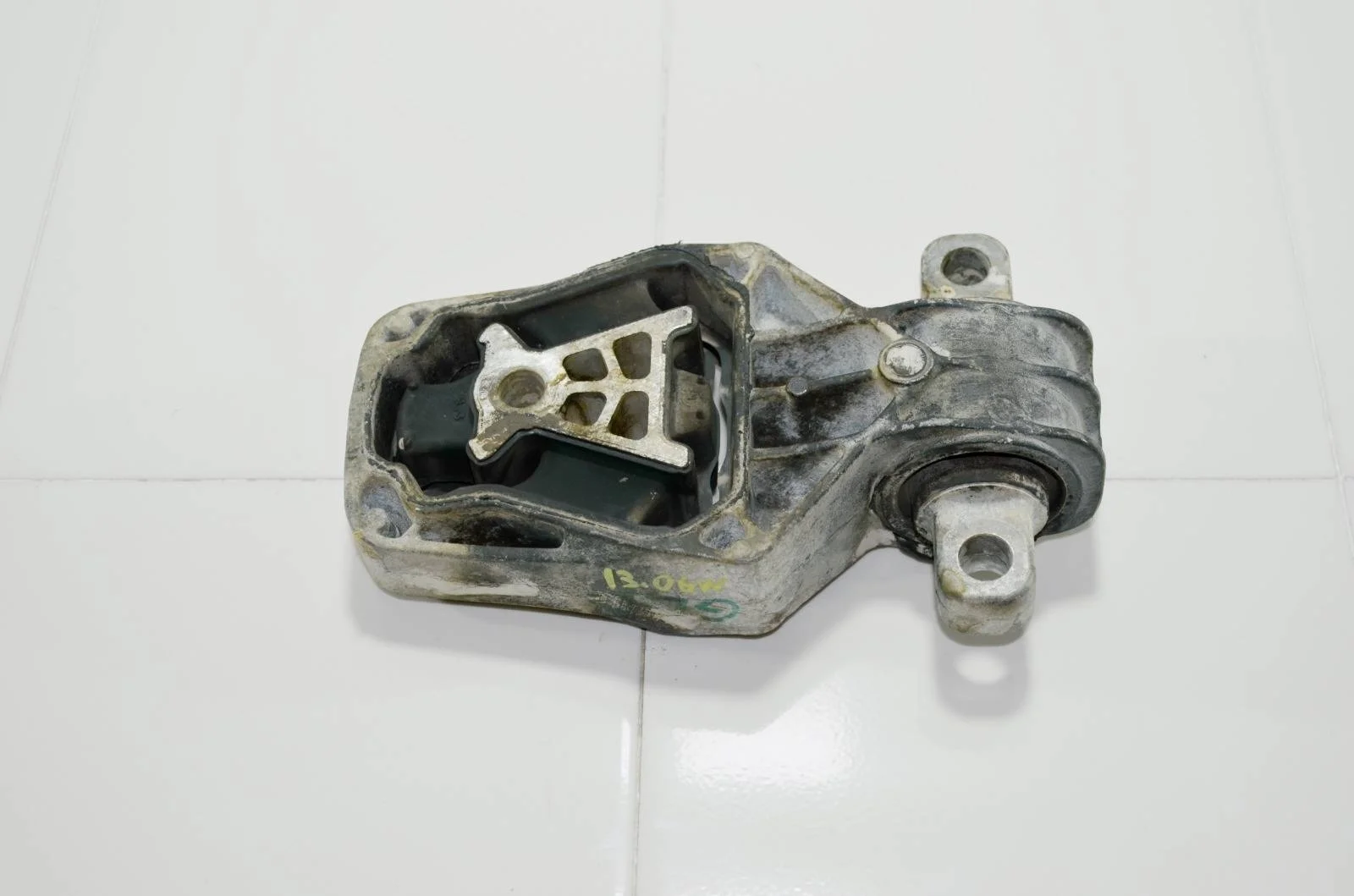 Опора двигателя MERCEDES-BENZ CLA-Class 2013-2019 A2462401209 W117