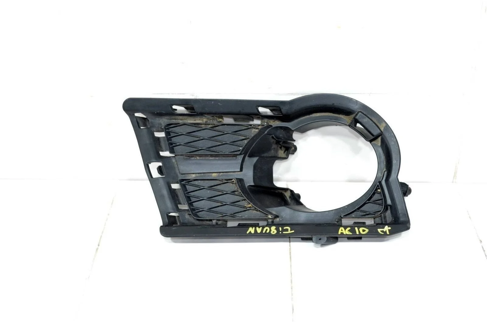 Рамка ПТФ VOLKSWAGEN TIGUAN 2006+ 5N0853666A 1, передняя правая