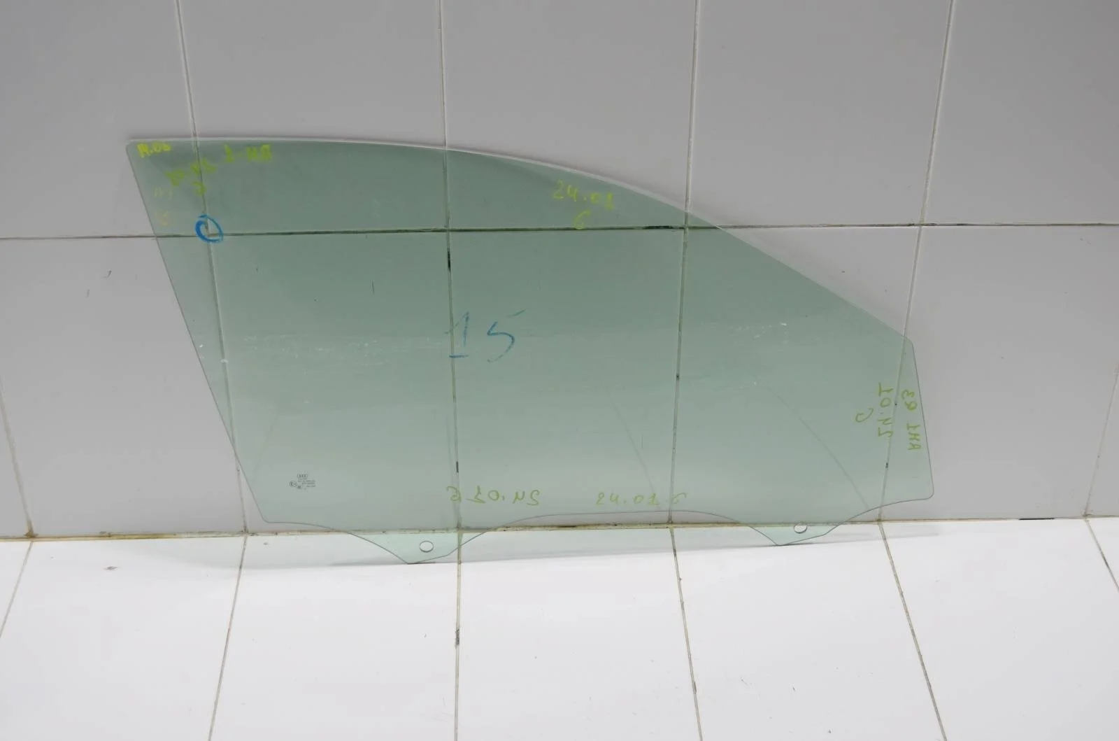 Стекло двери AUDI Q3 2011+ 8U0845202 8U, переднее правое