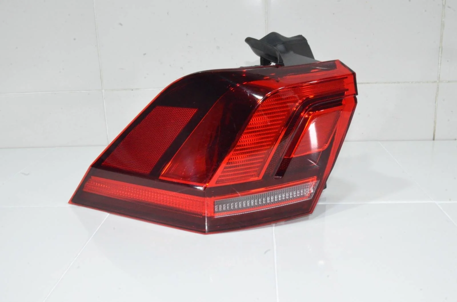 Фонарь VOLKSWAGEN TIGUAN 2016+ 5NA945095B AD1, задний левый