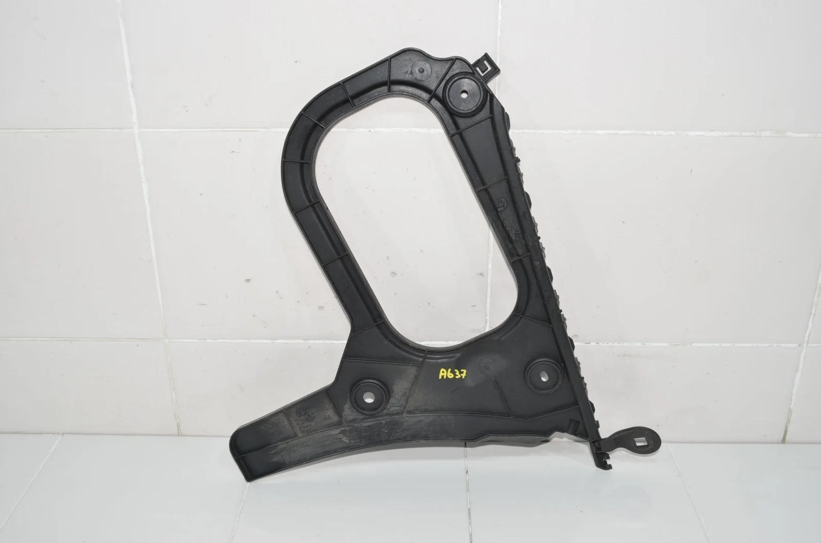 Кронштейн бампера Audi A3 2016 8V5807377 8V, задний левый