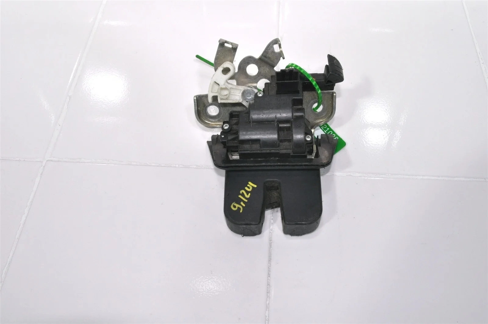 Замок багажника AUDI Q3 2011+ 8R0827505 8U