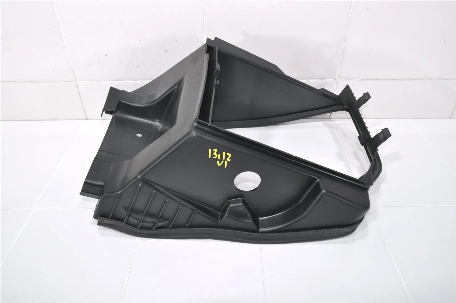 Воздуховод интеркулера LAND ROVER RANGE ROVER SPORT 2013+ LR044395 L494, правый