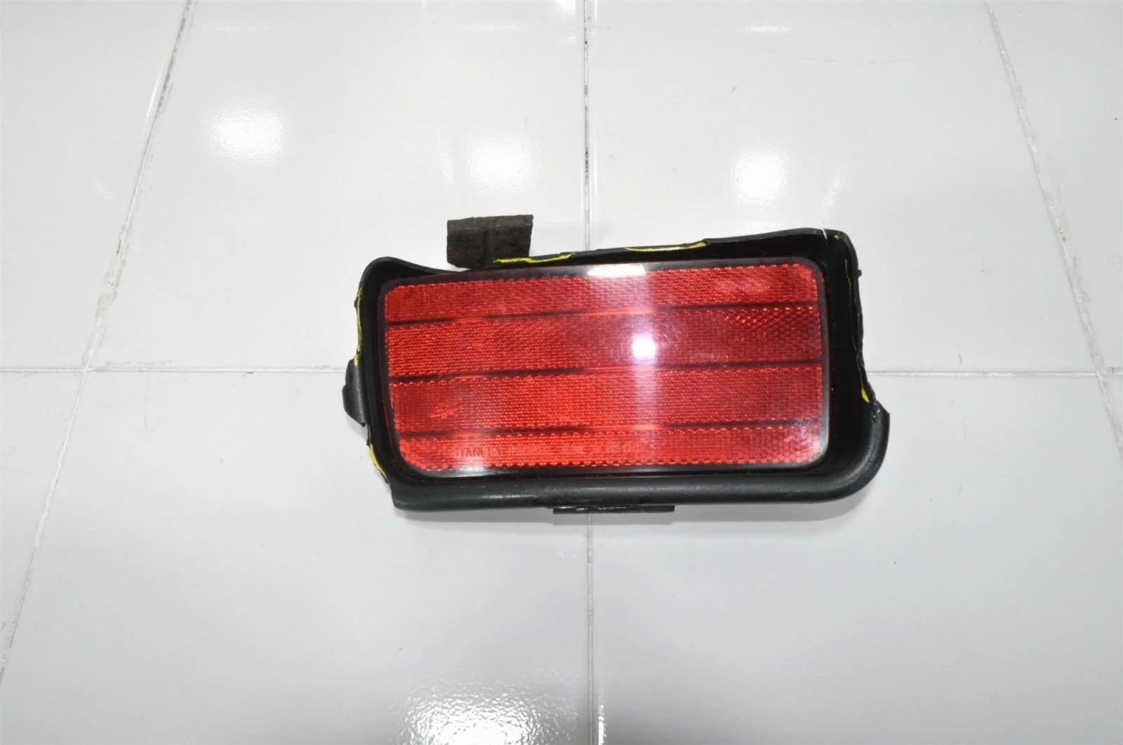 Отражатель MITSUBISHI MONTERO SPORT 1997-2008 MR439715 K9, задний левый