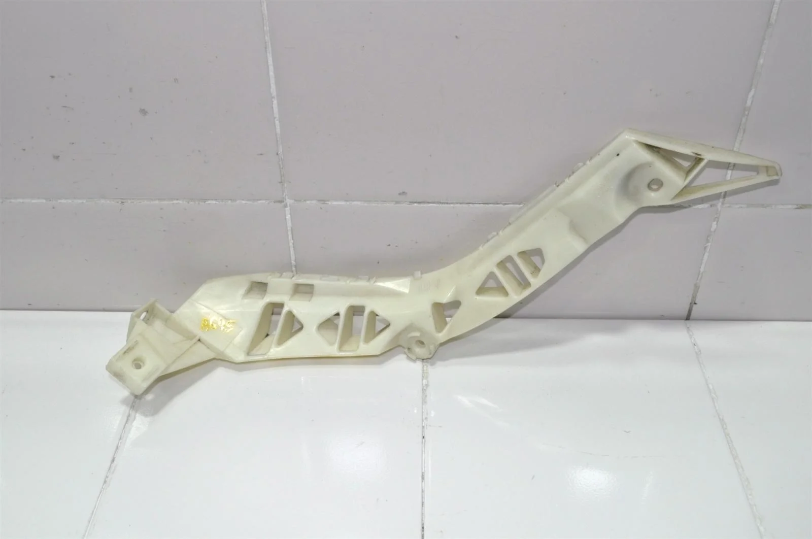 Кронштейн бампера Mazda Mazda3 2003-2009 BN8V502J1 BK, задний левый