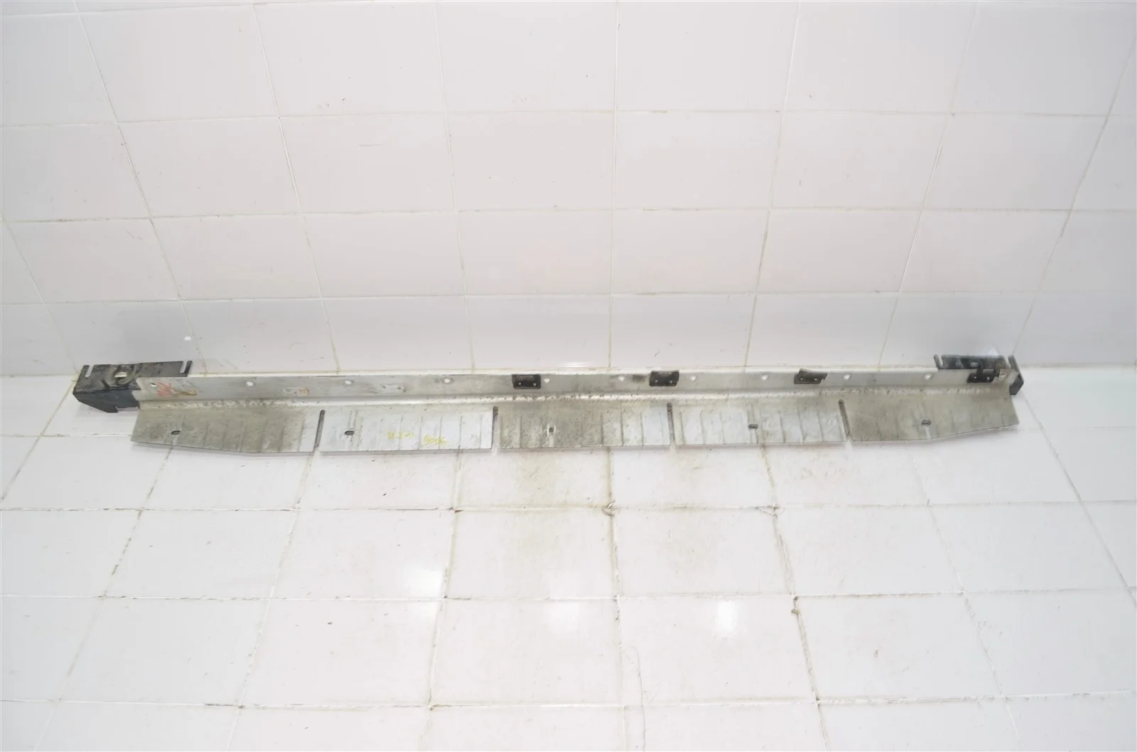 Кронштейн подножки MERCEDES-BENZ GL-class 2006-2012 A1646900110 X164, левый