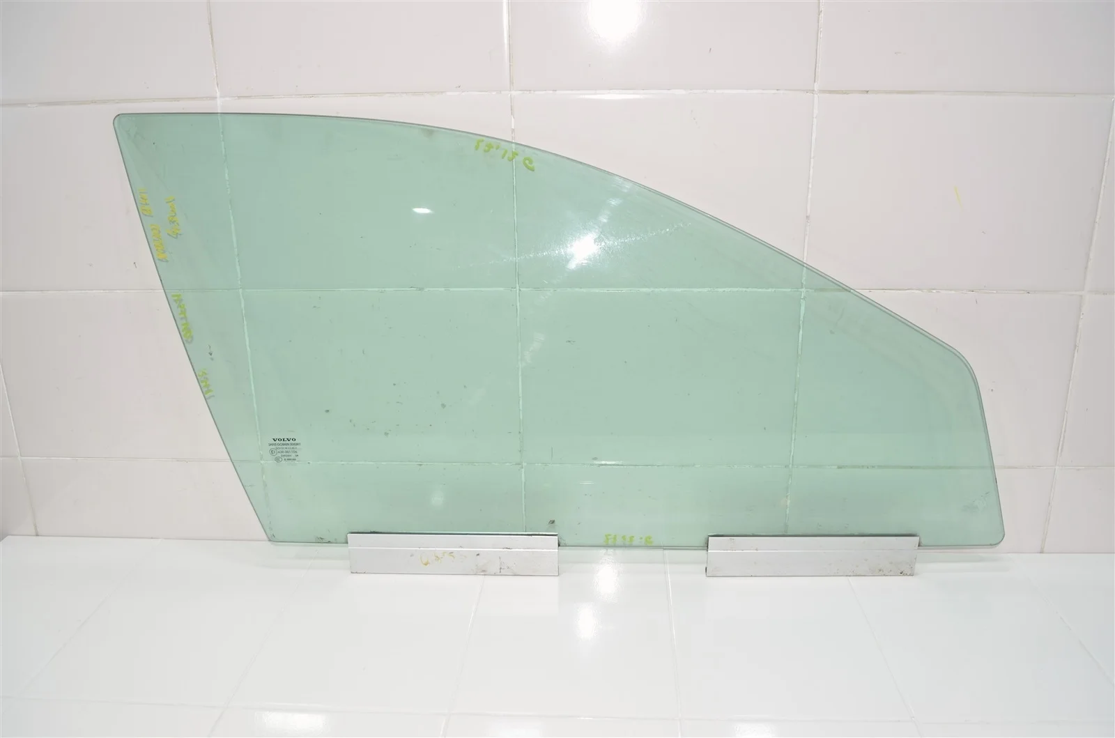 Стекло двери VOLVO XC70 2000-2007 30753470 SZ, переднее правое