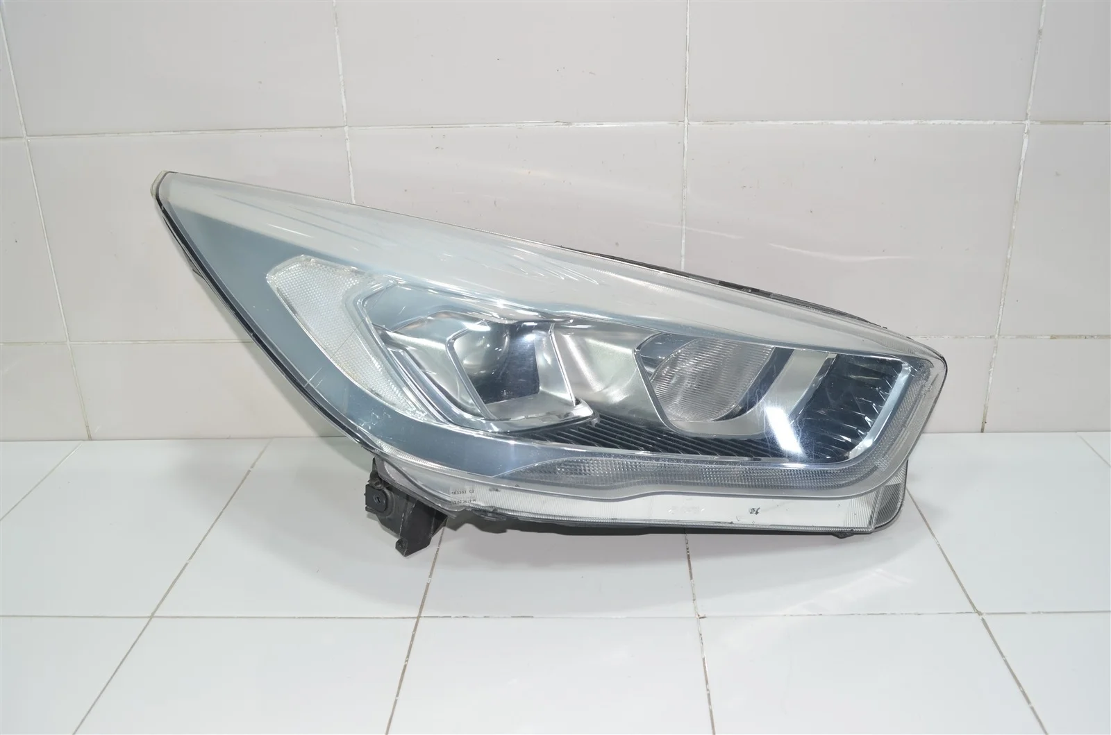 Фара FORD KUGA 2016+ 2207571 CBS, правая