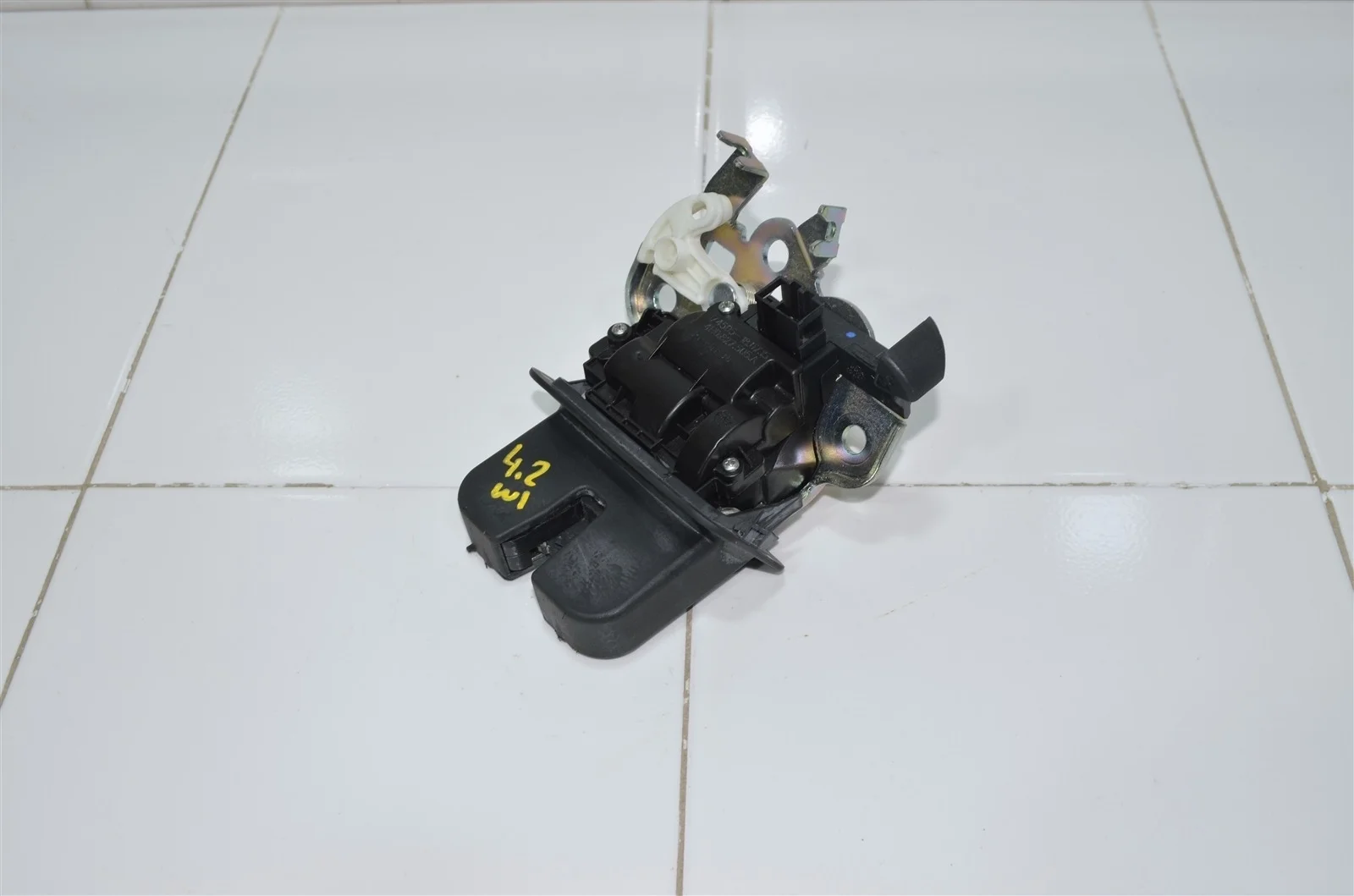 Замок багажника Audi A3 2012+ 4H0827505A 8V