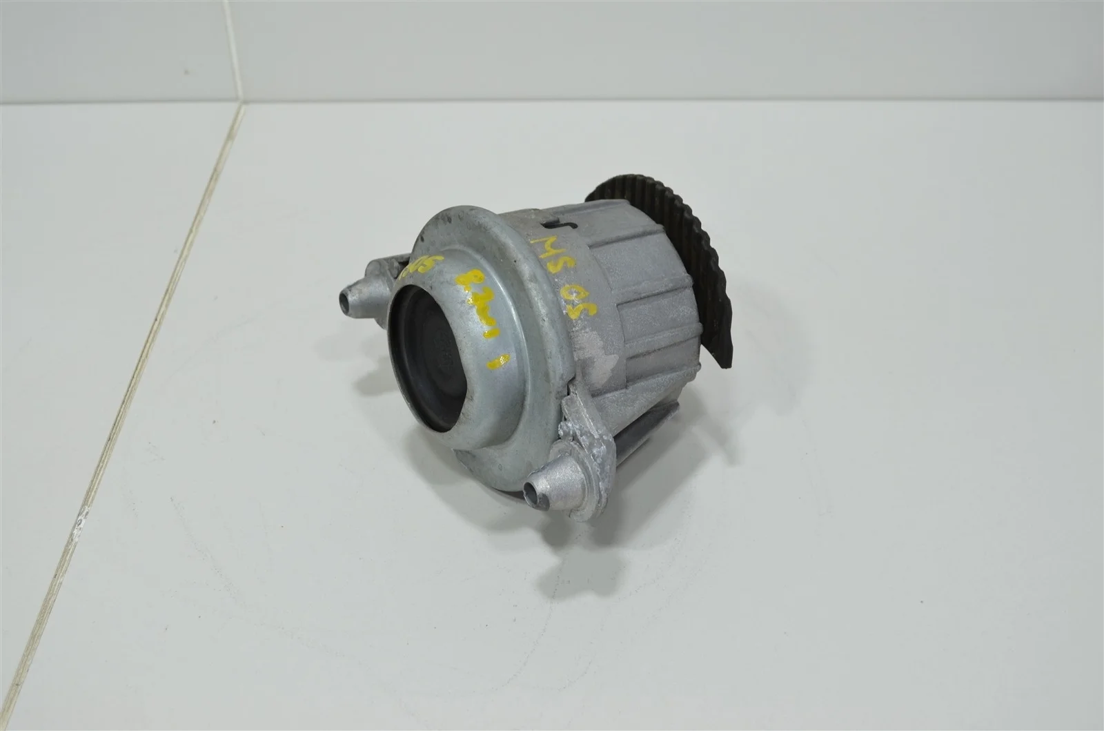 Опора двигателя MERCEDES-BENZ C-Class 2013 A2042404217 W204 1.8(271.860)