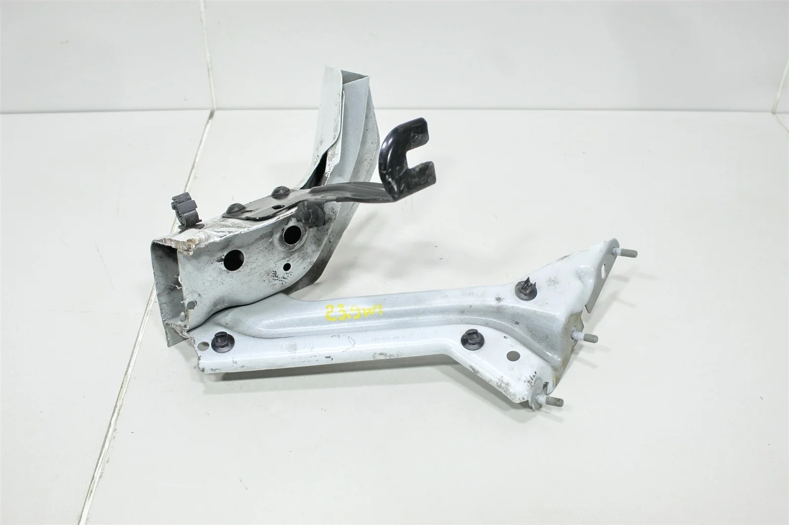 Кронштейн крыла AUDI Q5 2015 8R0821135 8R 2.0L TFSI CNCD, передний левый