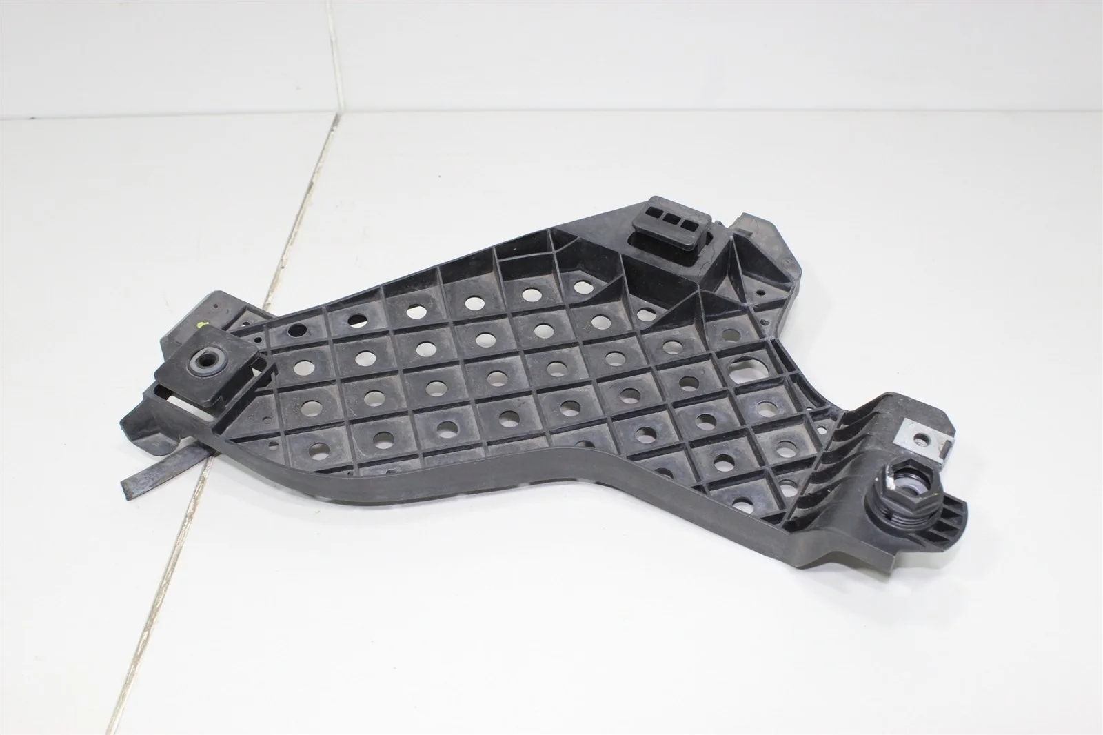 Кронштейн фары AUDI Q3 2011+ 8U0941454 8U, правый