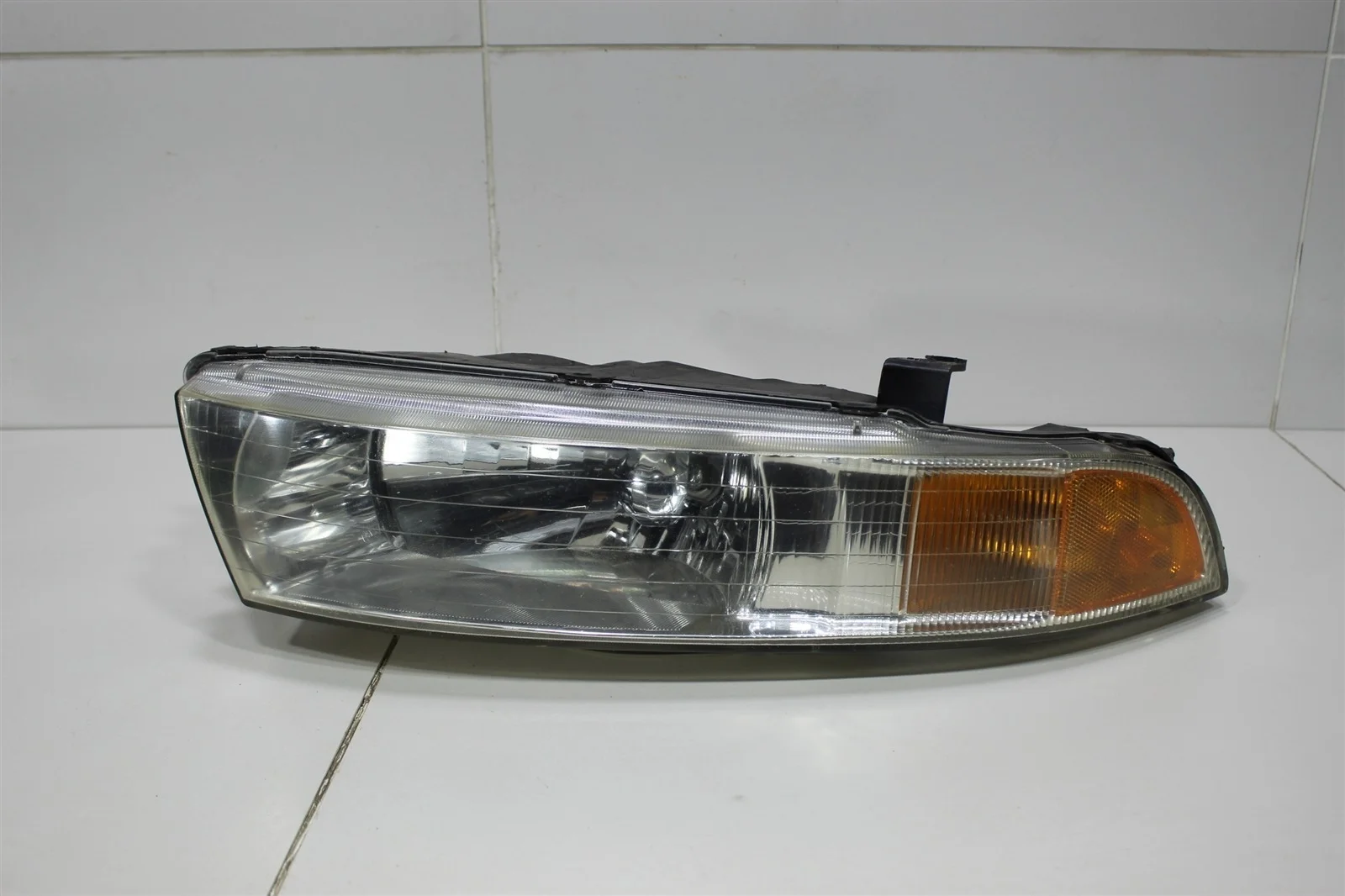 Фара MITSUBISHI GALANT 1998-2005 MR972843 EA, левая