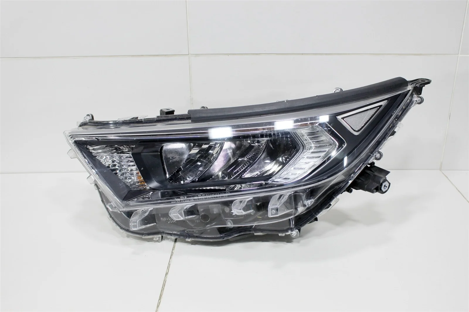 Фара TOYOTA RAV4 2018+ 8118542840 A50, левая