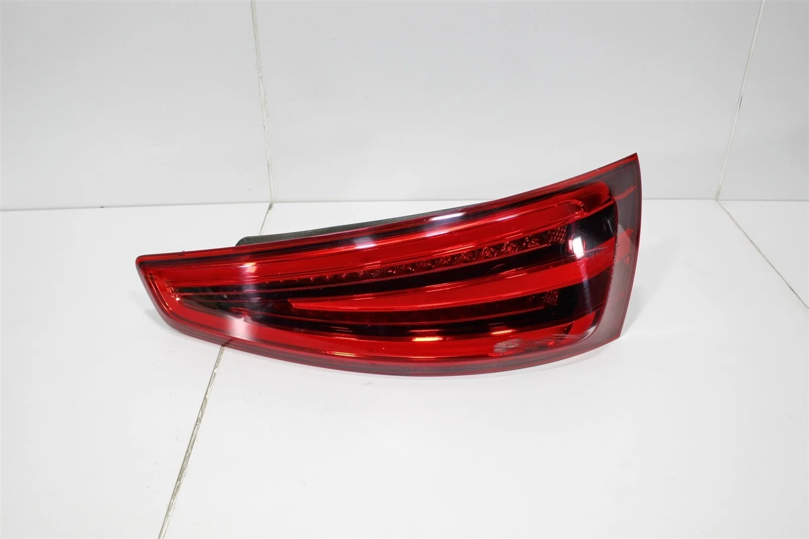 Фонарь AUDI Q3 2014 8U0945094A 8U 2.0L (CCZC), правый