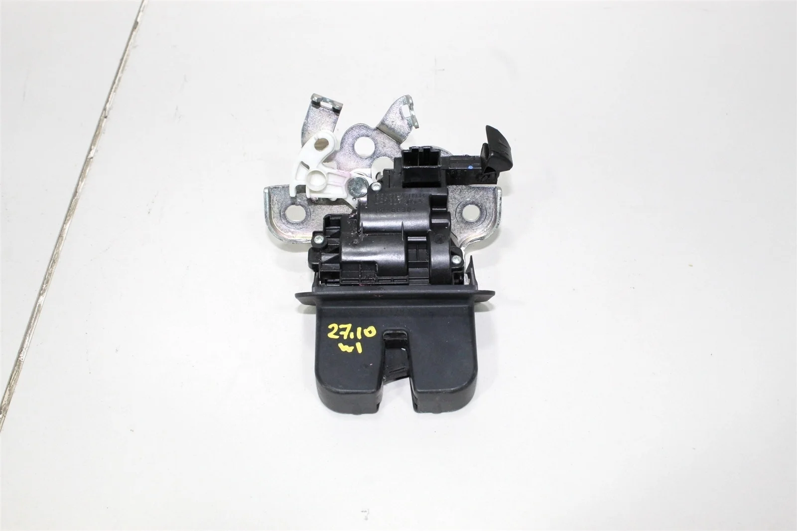 Замок багажника Audi A3 2014 4H0827505A 8V 1.8L (CJSA)