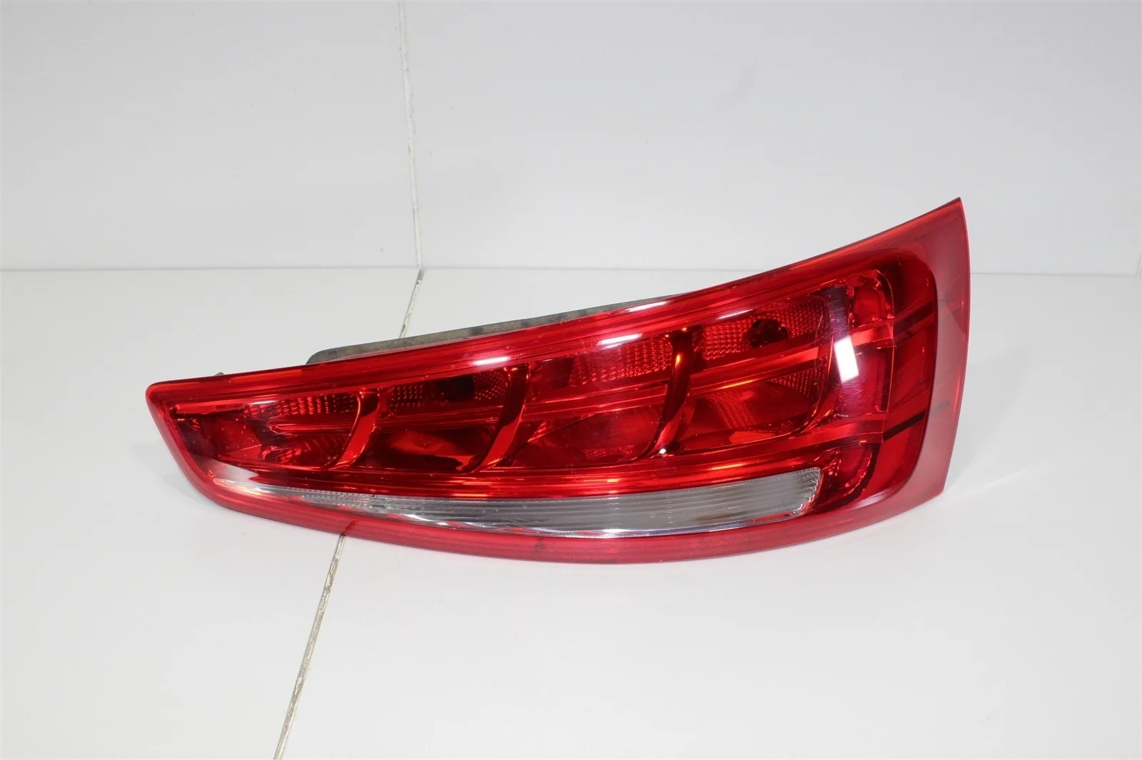Фонарь AUDI Q3 2011-2014 8U0945094 8U, правый