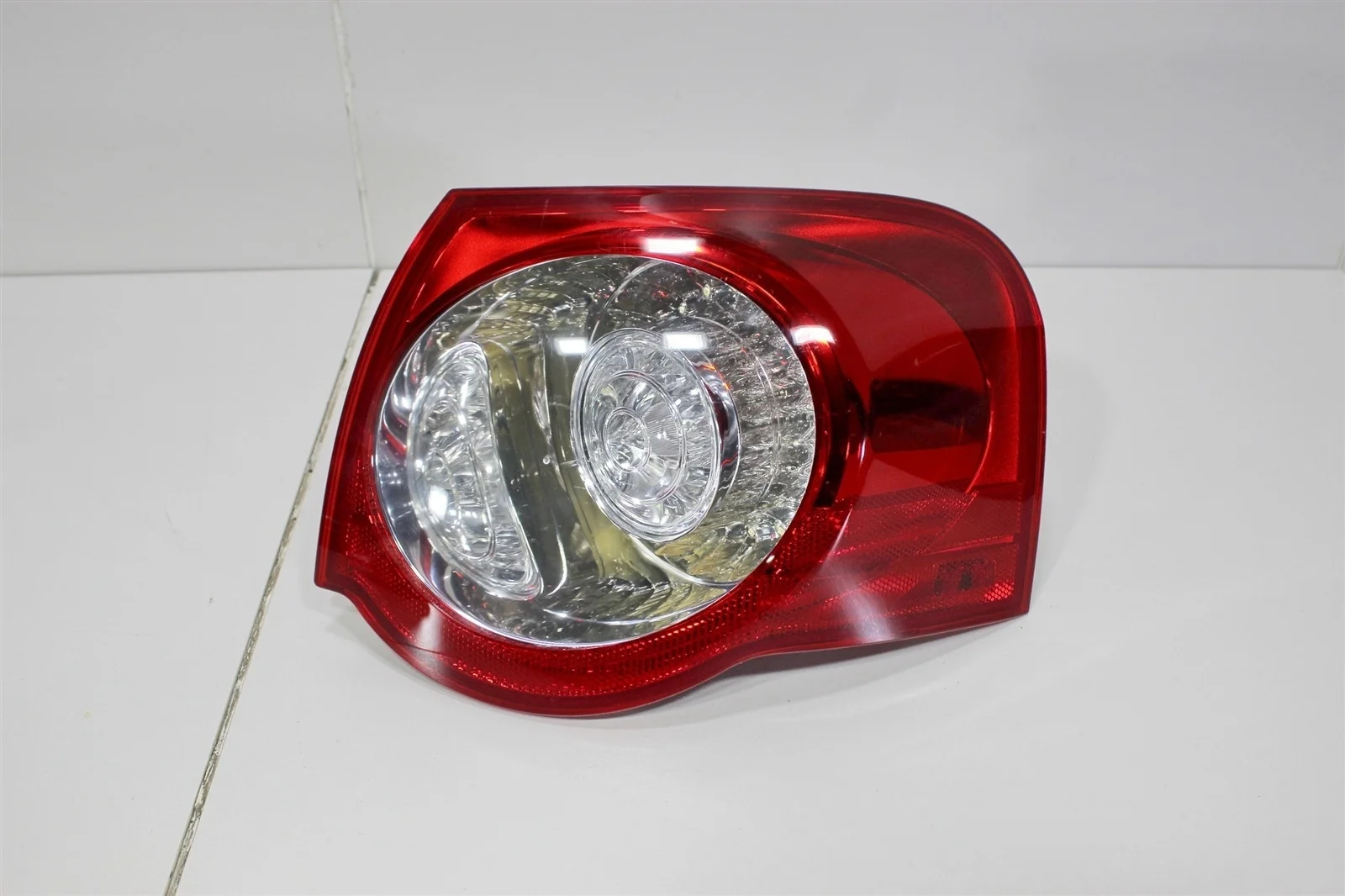 Фонарь VOLKSWAGEN PASSAT 2006+ 3C9945096C B6 УНИВЕРСАЛ, правый