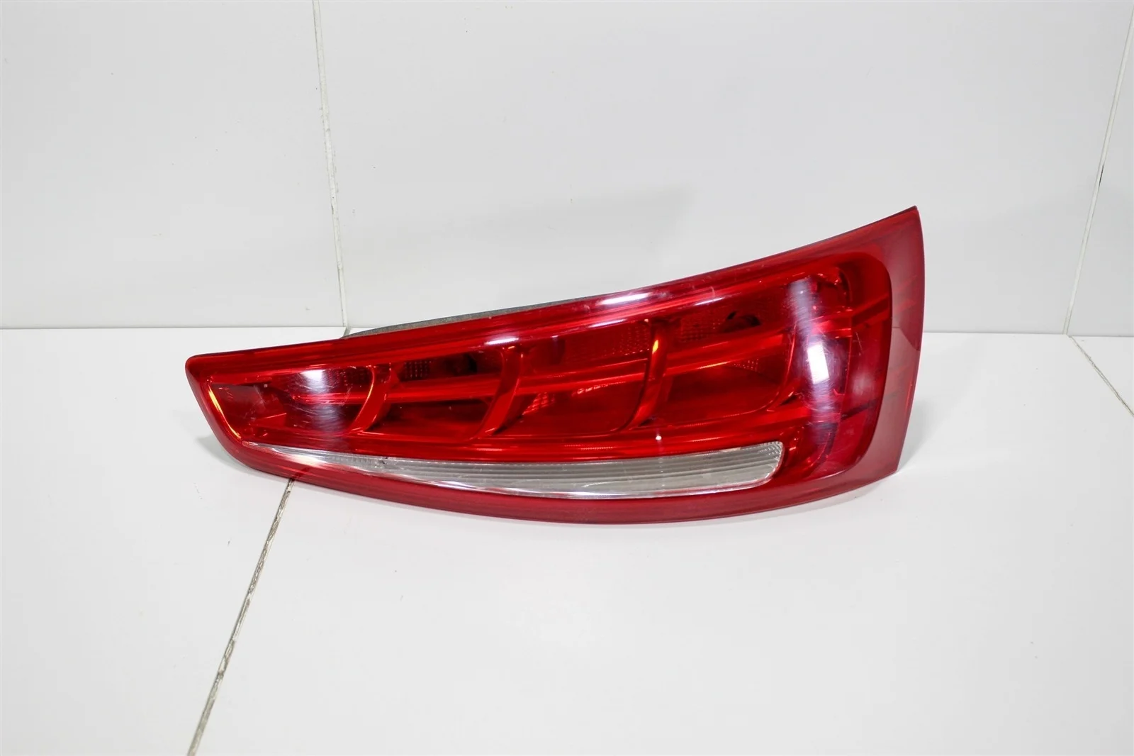 Фонарь AUDI Q3 2011-2014 8U0945094 8U, правый