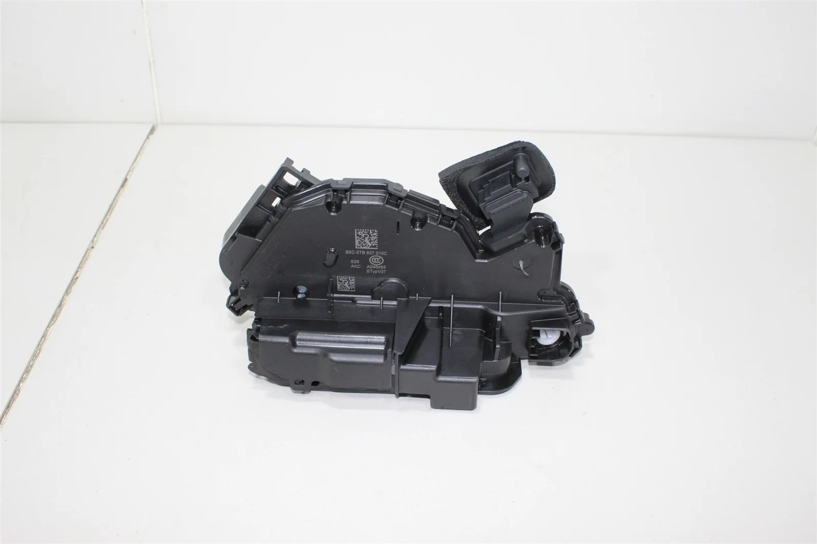 Замок двери VOLKSWAGEN POLO 2018+ 5TB837015C, передний левый