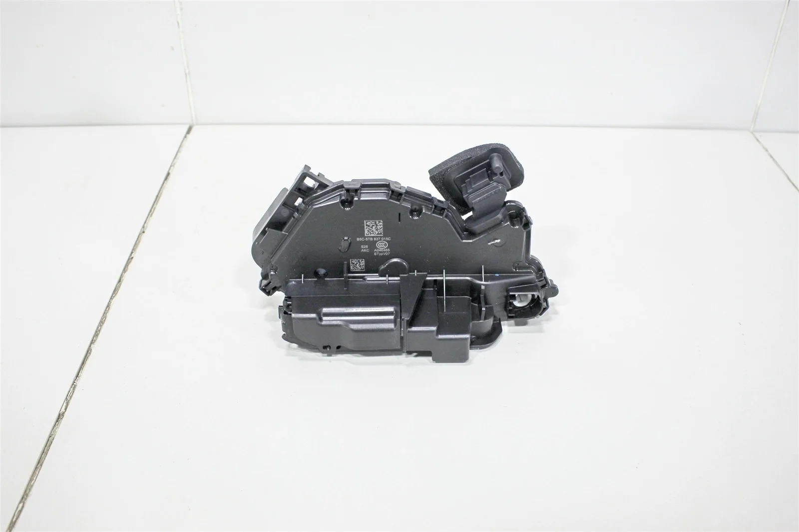 Замок двери VOLKSWAGEN PASSAT 2015+ 5TB837015C B8, передний левый