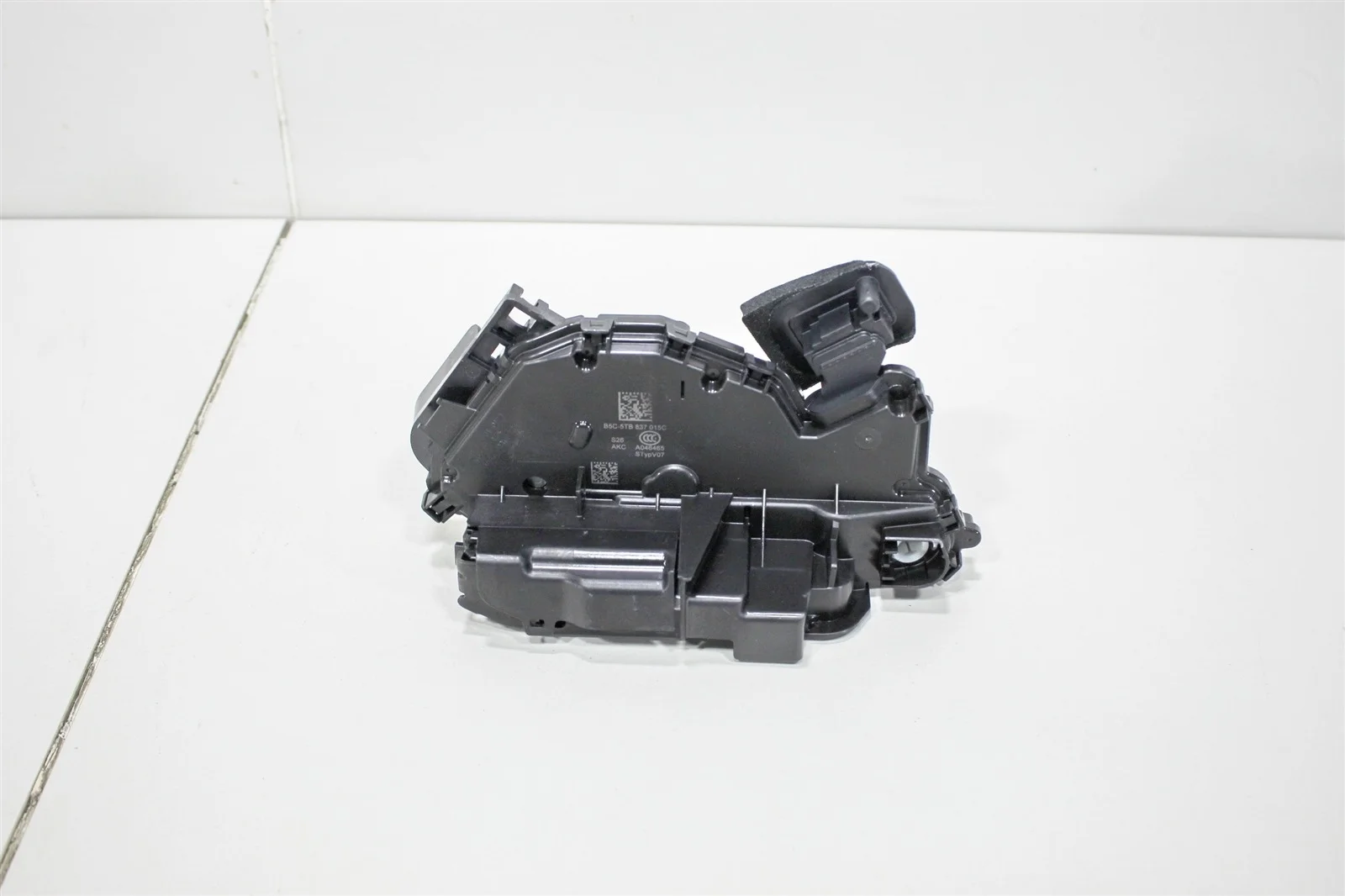 Замок двери SKODA RAPID 2012-2022 5TB837015C, передний левый