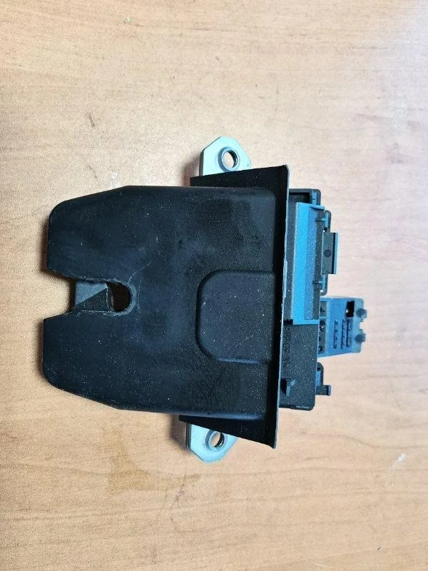 Замок крышки багажника Ford Focus 3 2014