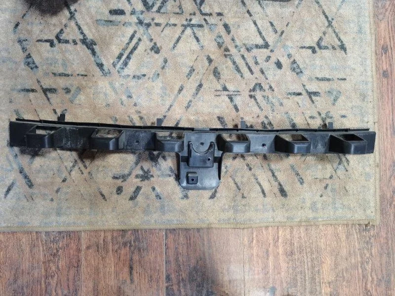 Кронштейн заднего бампера центральный Ford Focus 3 2014