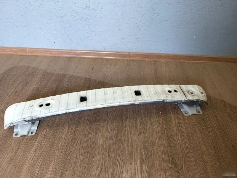 Усилитель бампера Volvo C30 2006-2013