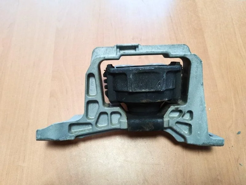 Правая опора двс Ford Focus 3 2014