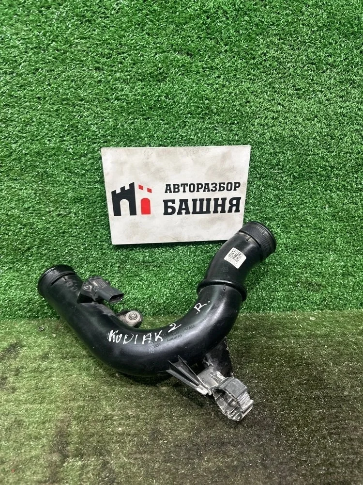 Патрубок интеркулера Skoda Kodiaq 2021 6C0145770A CZPA, правый