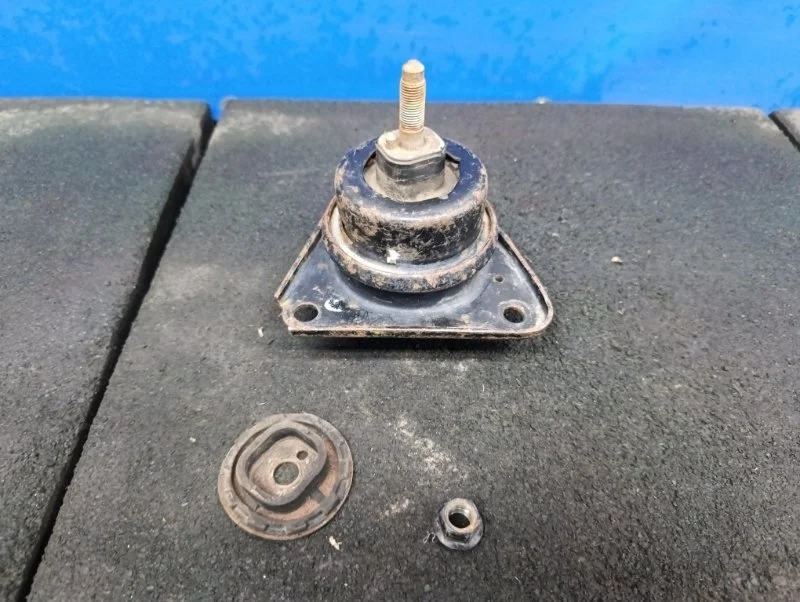 Подушка ДВС Hyundai i30 2008 218100Q000 FD, передняя правая