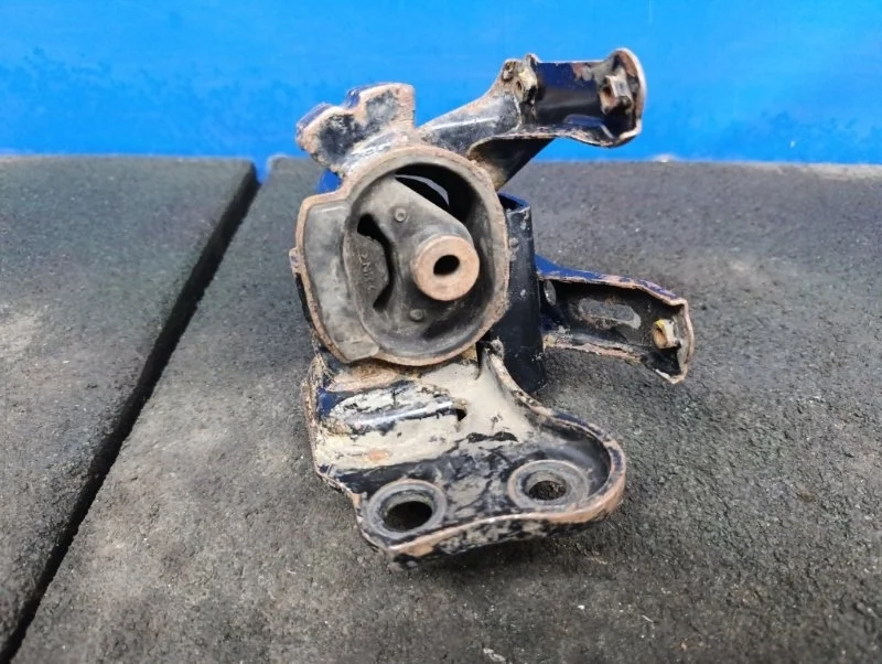 Подушка двигателя Toyota Auris 2012 1237222150 E150 1.6 1ZR, передняя левая