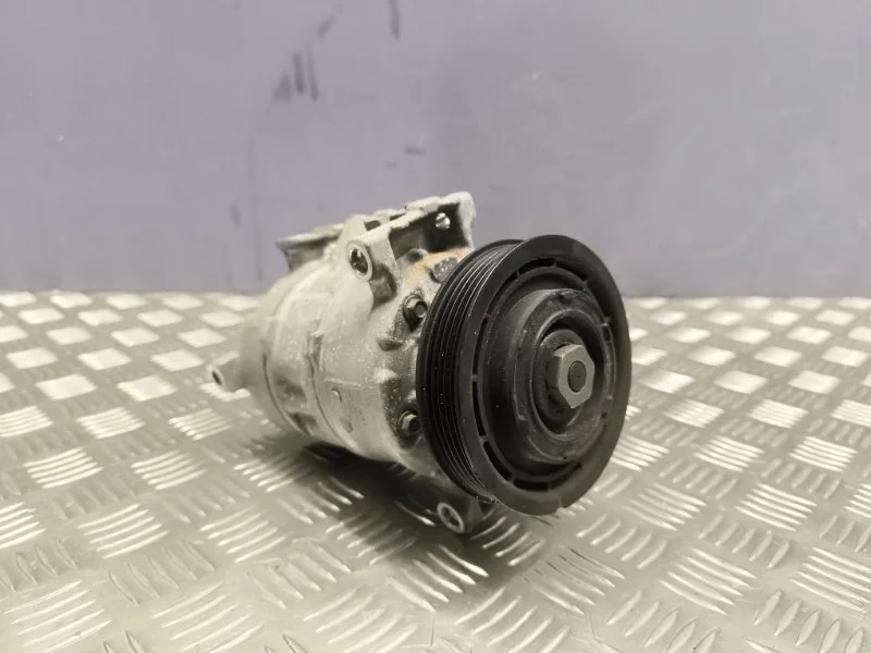 Компрессор кондиционера Mercedes-Benz A-Class 2013 A0042300311 W176 270.910
