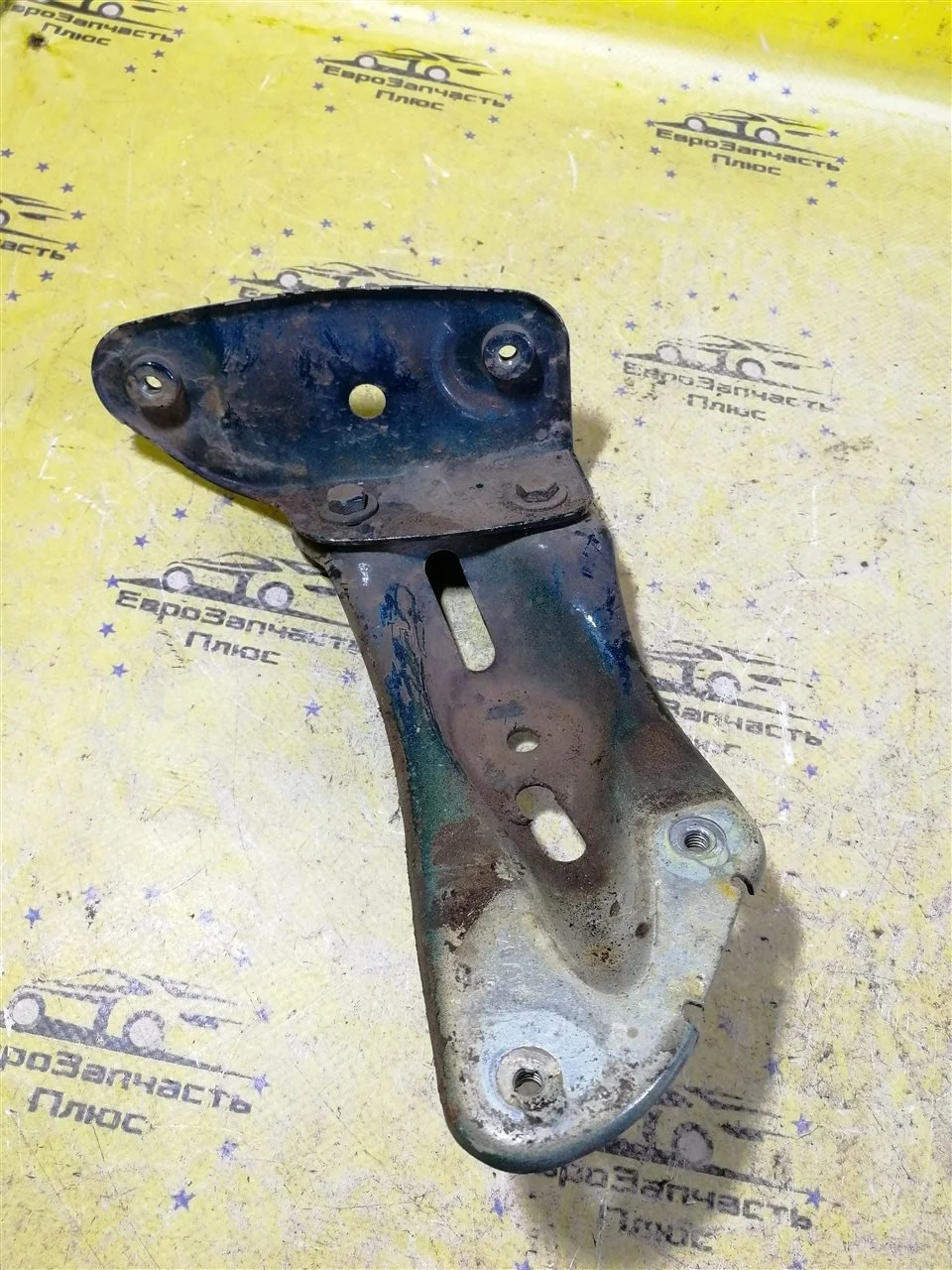 Кронштейн крыла Skoda Octavia A5 1Z0821141A 1Z, передний левый