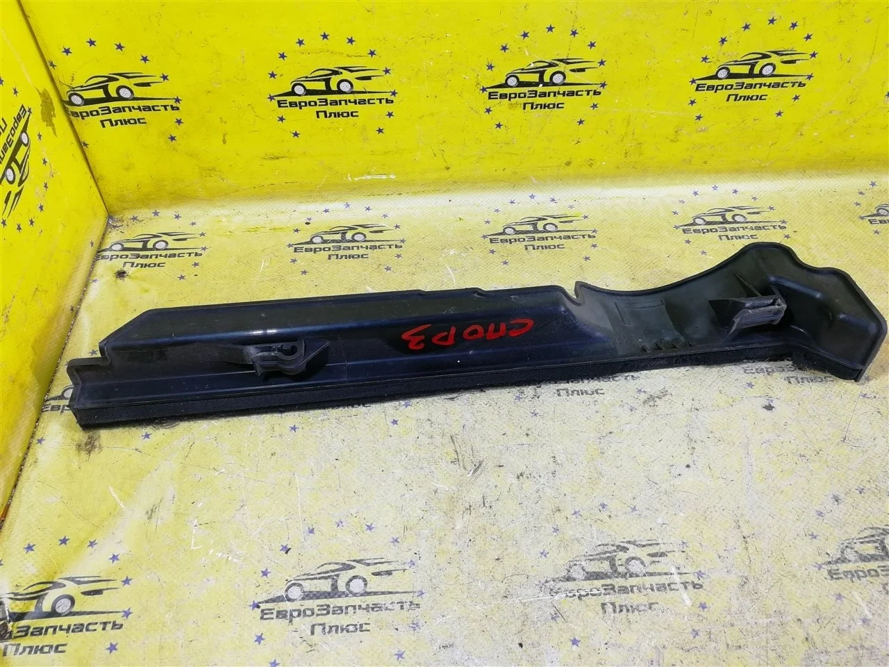 Дефлектор радиатора Kia Sportage 3 291352Y000 JD, левый