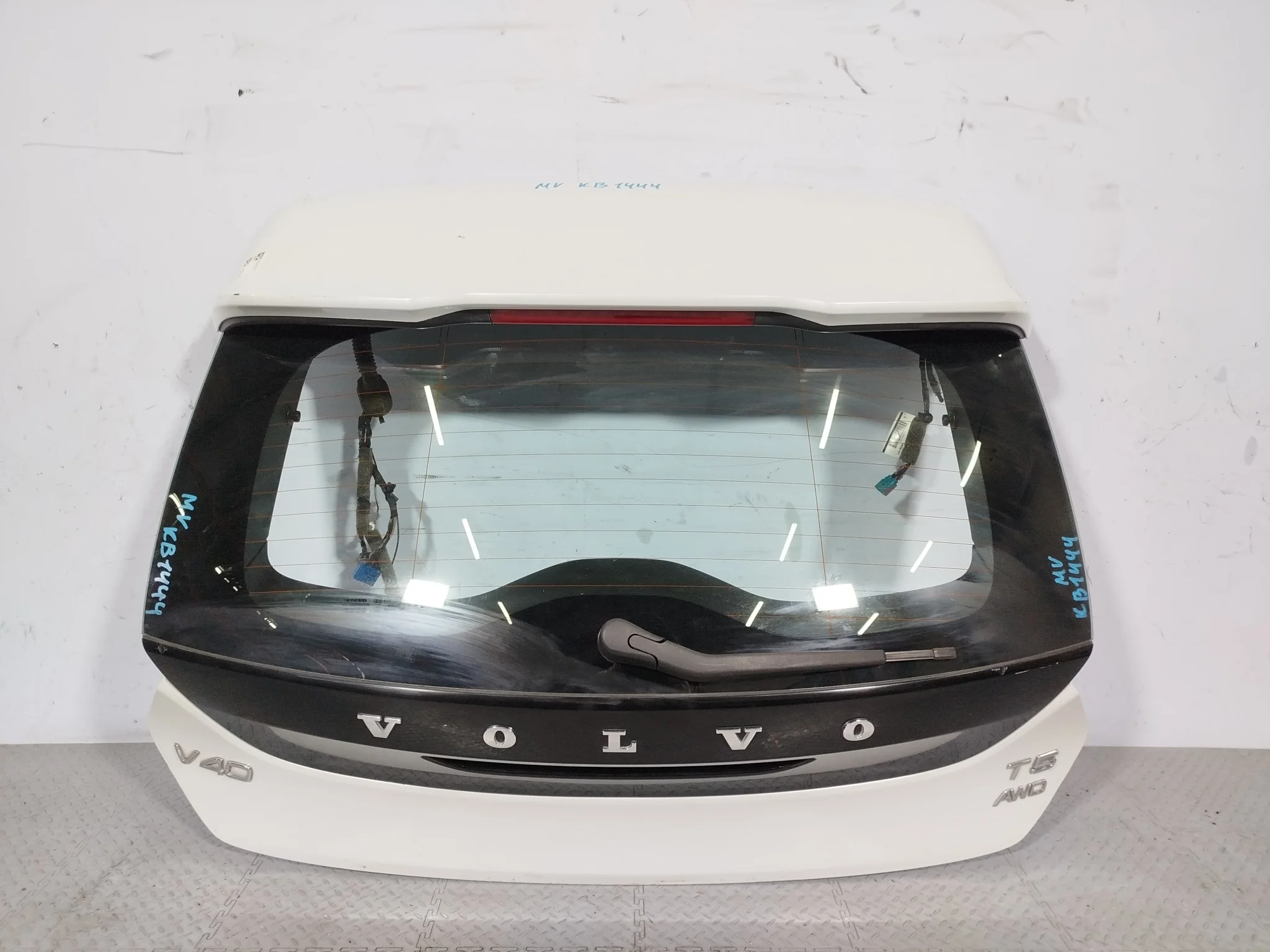 ДВЕРЬ ЗАДНЯЯ VOLVO V40 31457727 белый KB1444